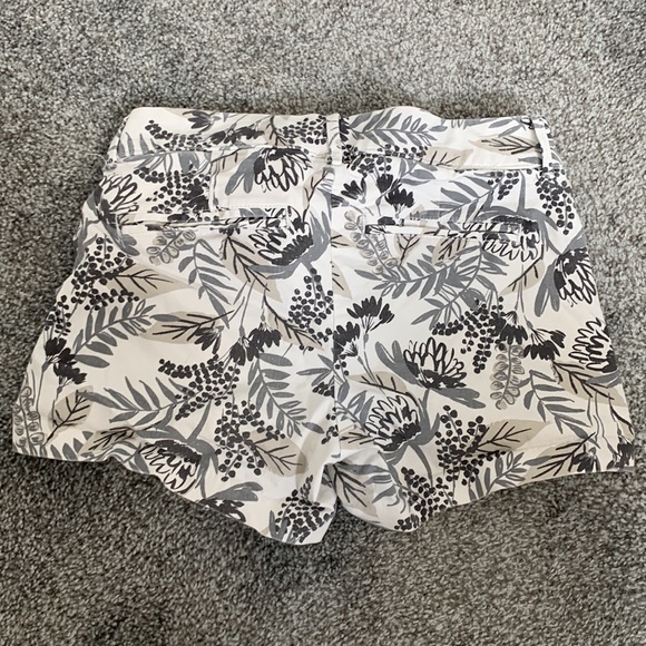 Old Navy Pixie Shorts, white with gray leaves and flowers Size 0 - Picture 4 of 5